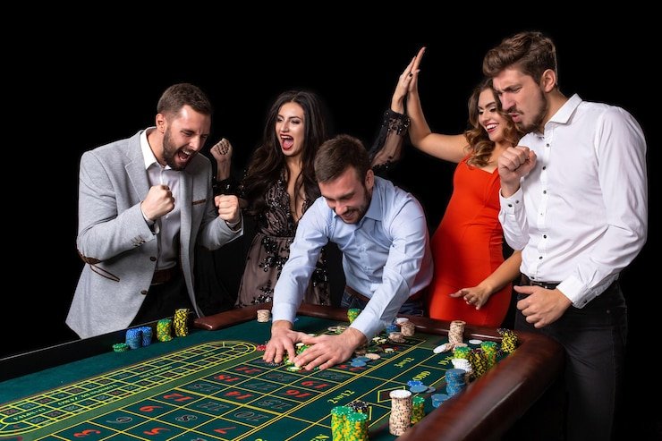 Dealer profesional jelas jp mengadministrasi tangan poker dengan standar kasino